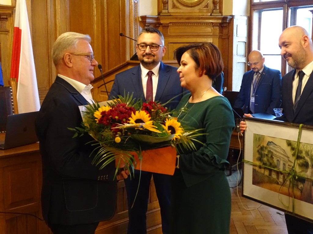 Pan Andrzej Łyżbicki z Burmistrz Miasta Cieszyna Gabrielą Staszkiewicz i Przewodniczącym Rady Miejskiej Cieszyna Remigiuszem Jankowskim, fot. JK